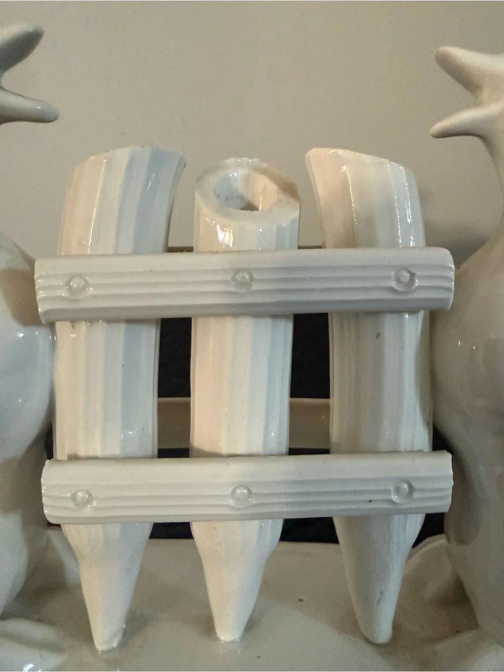 vintage ceramic toothbrush holder two ducks flanking a fence-like structure.